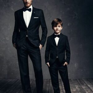 Père et fils portant un smoking noir et un noeud papillon noir
