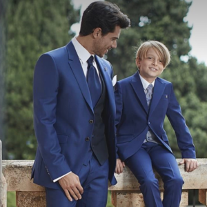 Père et son petit garçon portant le même costume deux pièces bleu