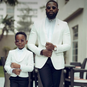 Père et son petit garçon portant le même costume deux pièces blanc